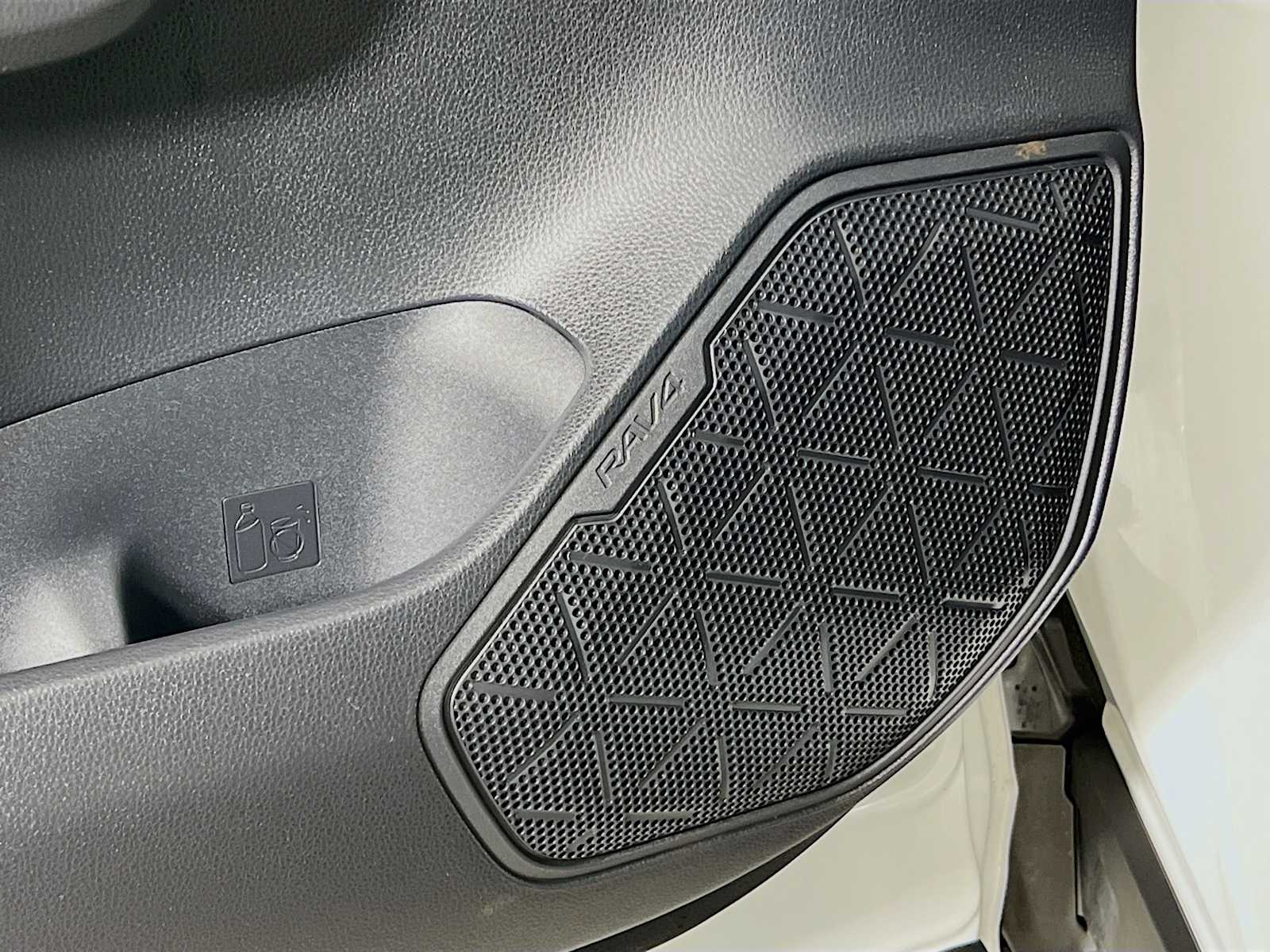 2022 Toyota RAV4 Hybrid LE - Photo 18