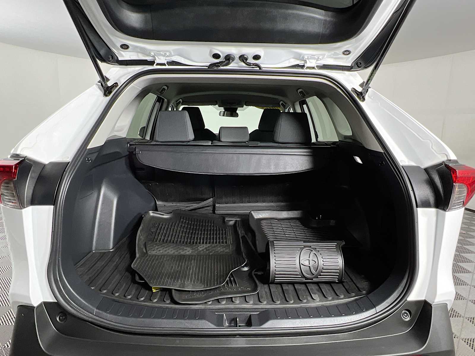 2022 Toyota RAV4 Hybrid LE - Photo 25