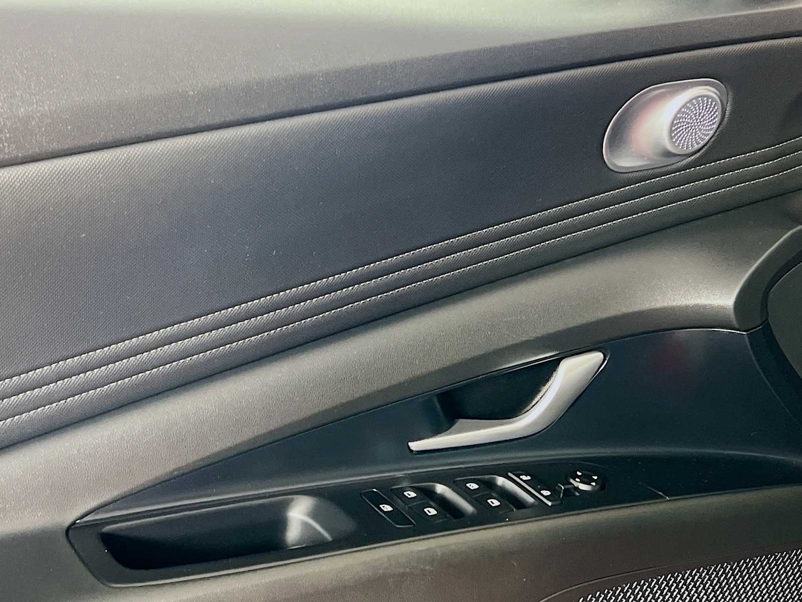 2023 Hyundai Elantra Limited - Photo 18