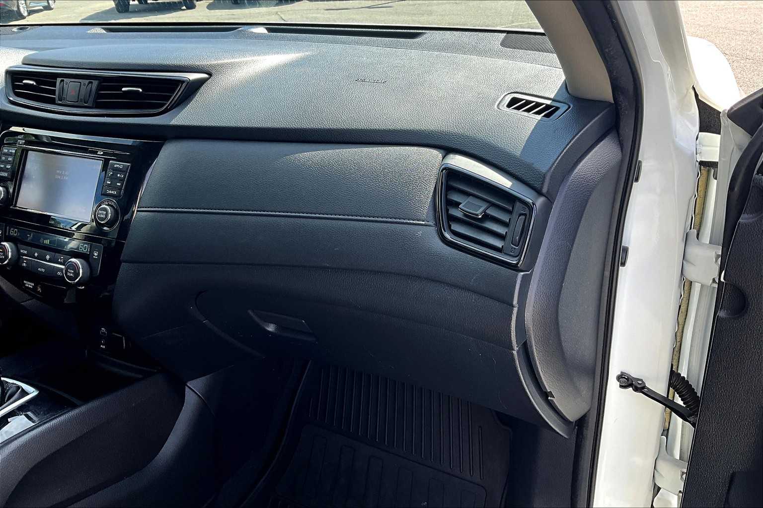 2017 Nissan Rogue SV - Photo 13