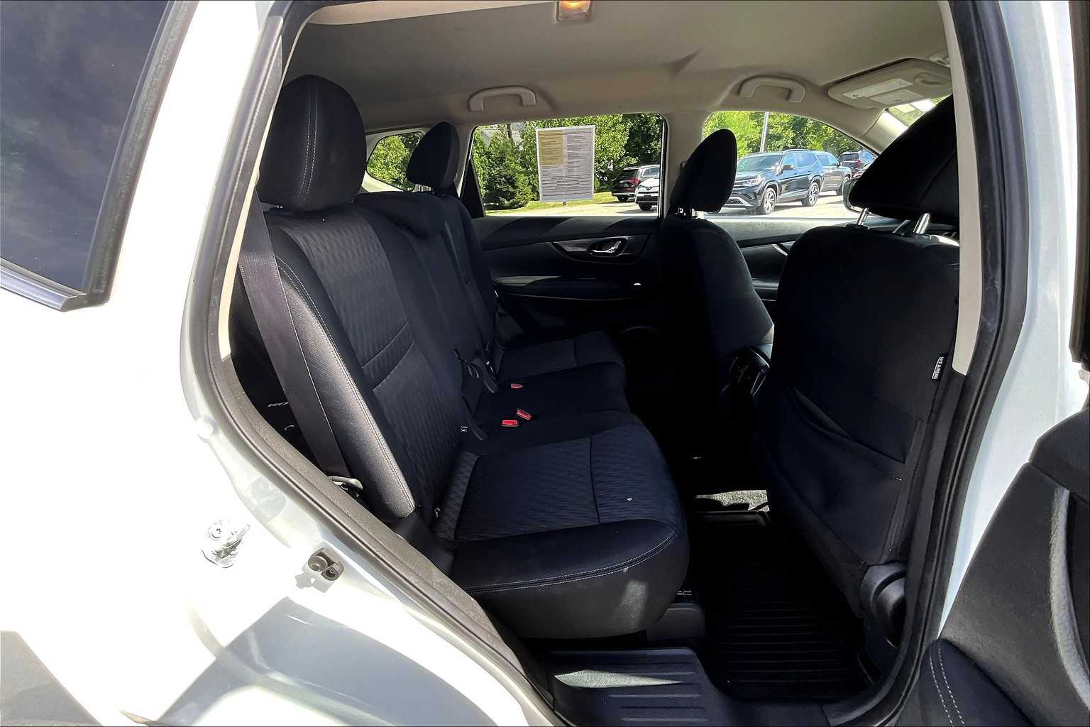 2017 Nissan Rogue SV - Photo 16