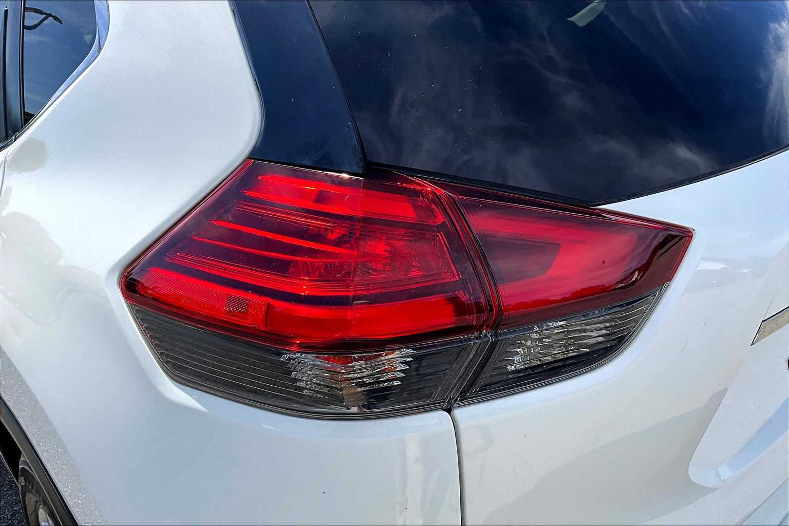 2017 Nissan Rogue SV - Photo 34