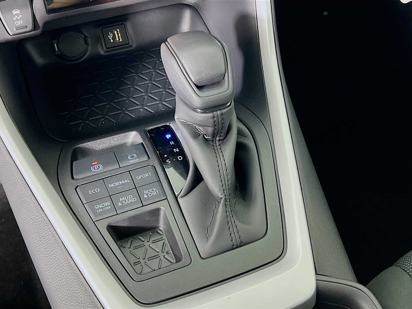 2025 Toyota RAV4 LE - Photo 11