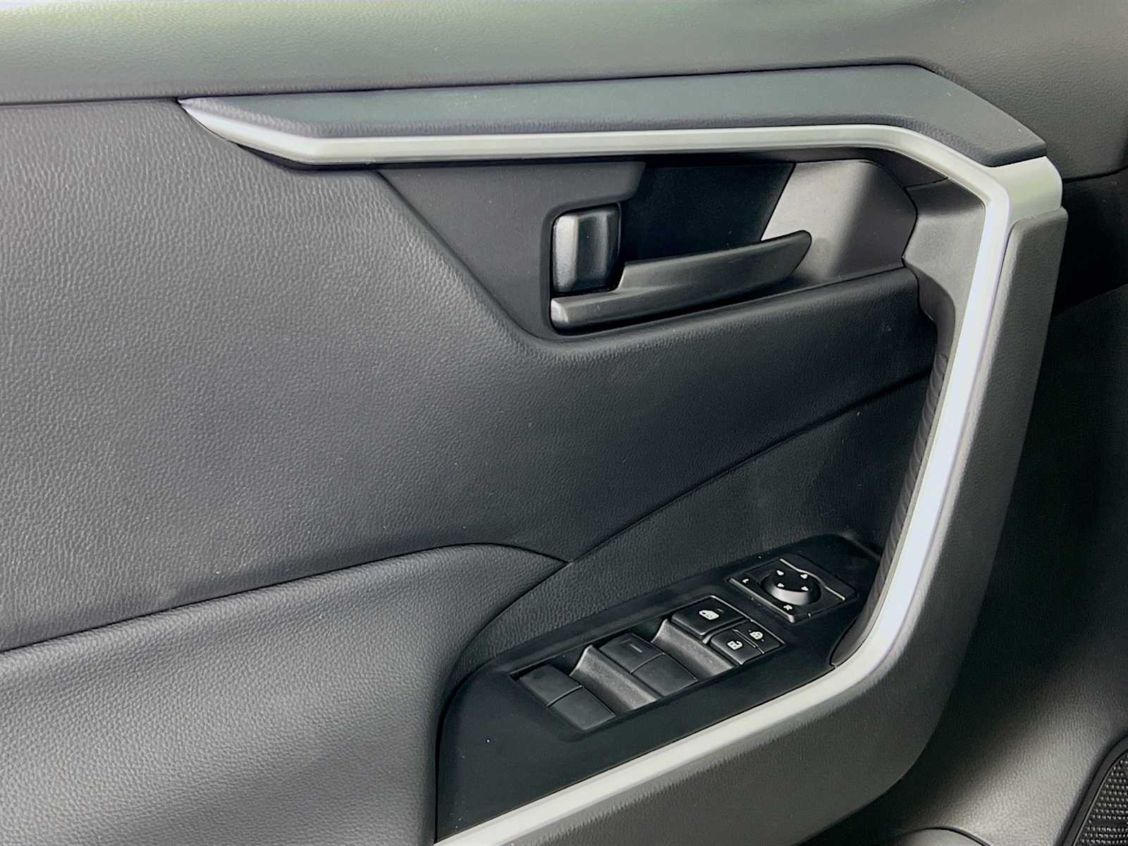 2025 Toyota RAV4 LE - Photo 16