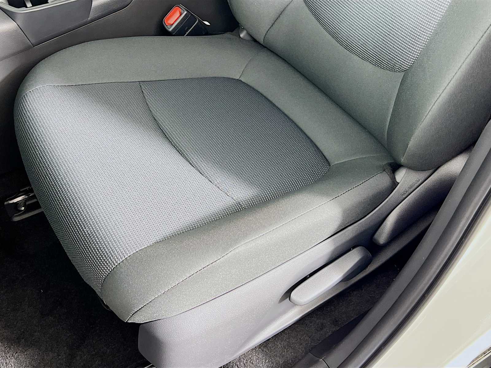 2025 Toyota RAV4 LE - Photo 17