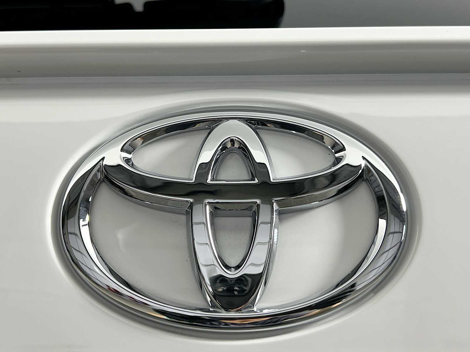 2025 Toyota RAV4 LE - Photo 18