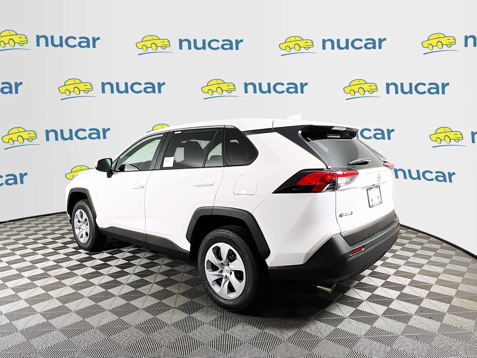 2025 Toyota RAV4 LE - Photo 4