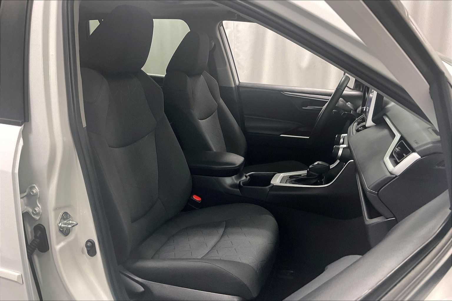2023 Toyota RAV4 XLE - Photo 11