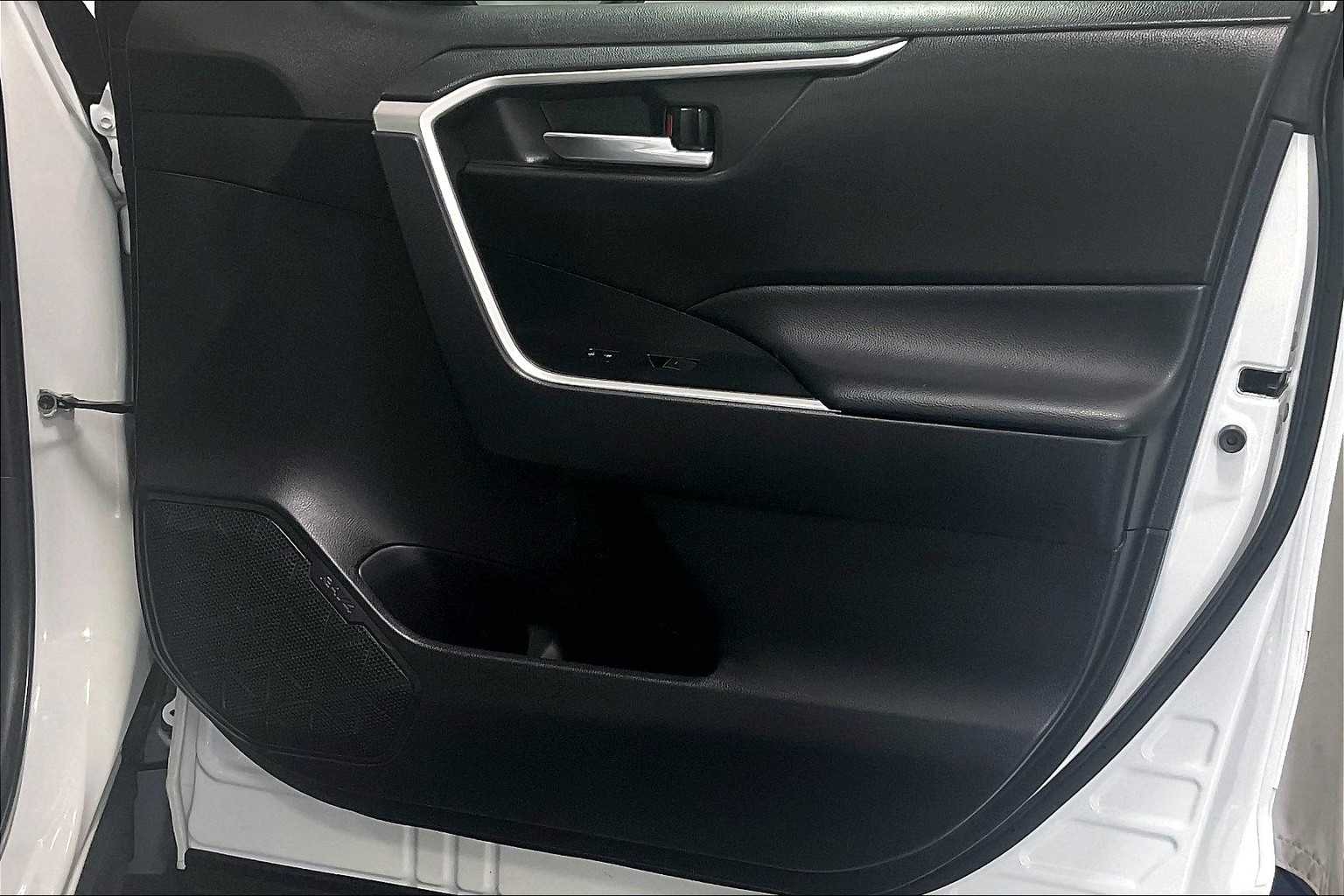 2023 Toyota RAV4 XLE - Photo 12