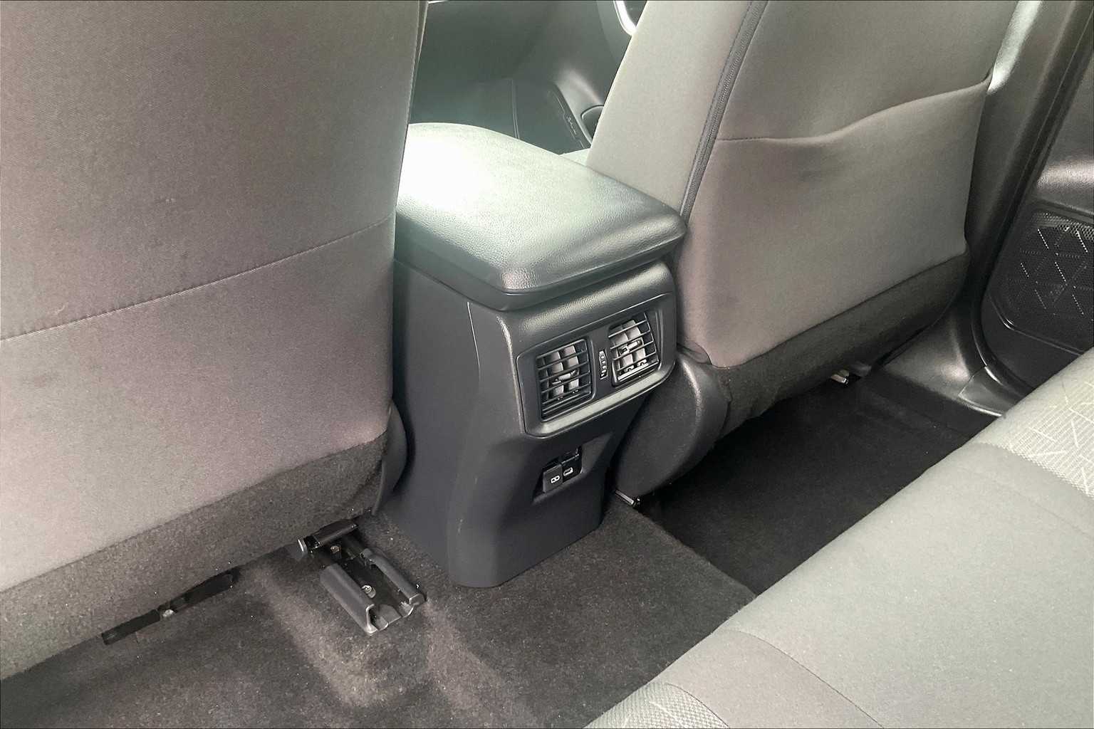 2023 Toyota RAV4 XLE - Photo 28