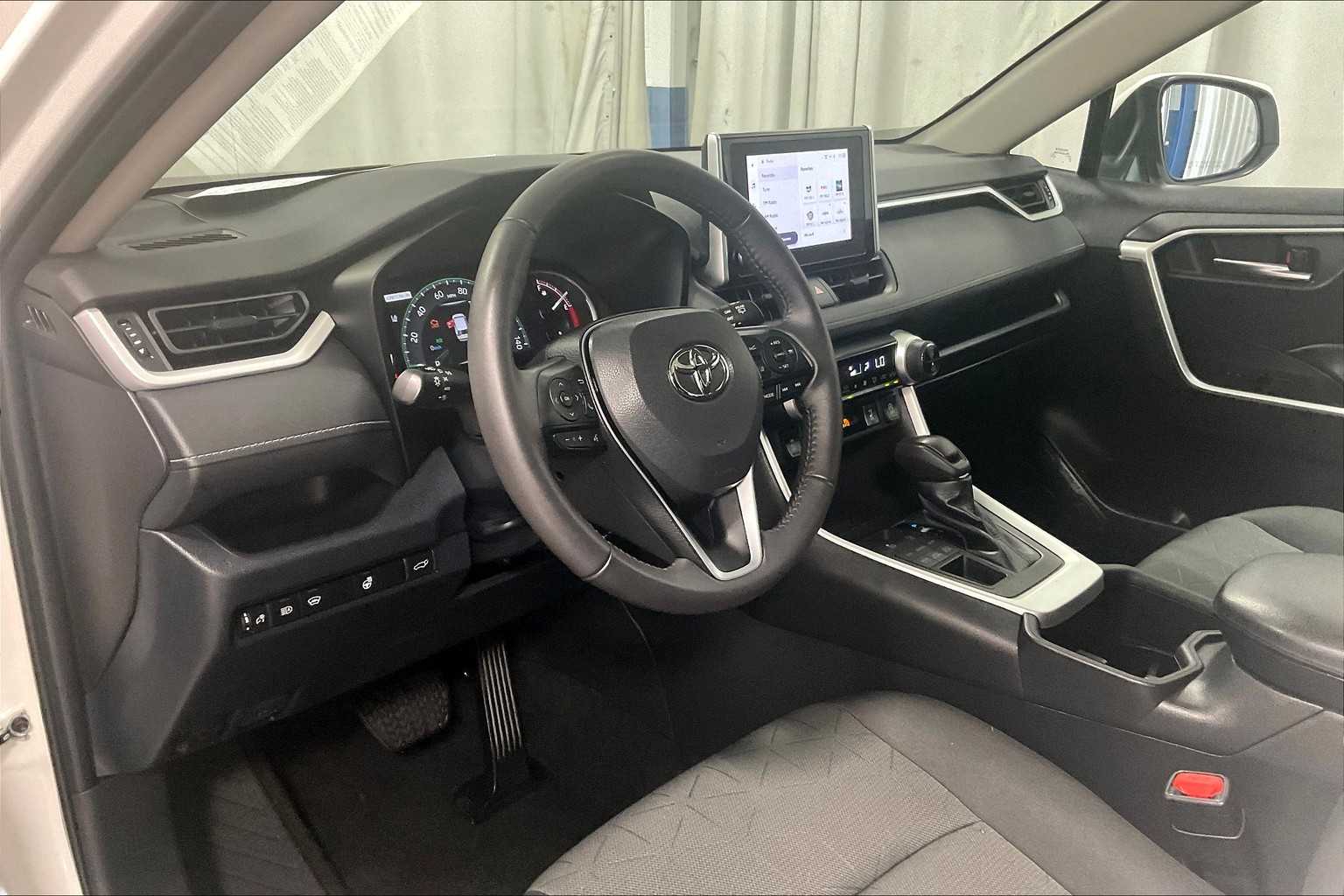 2023 Toyota RAV4 XLE - Photo 8