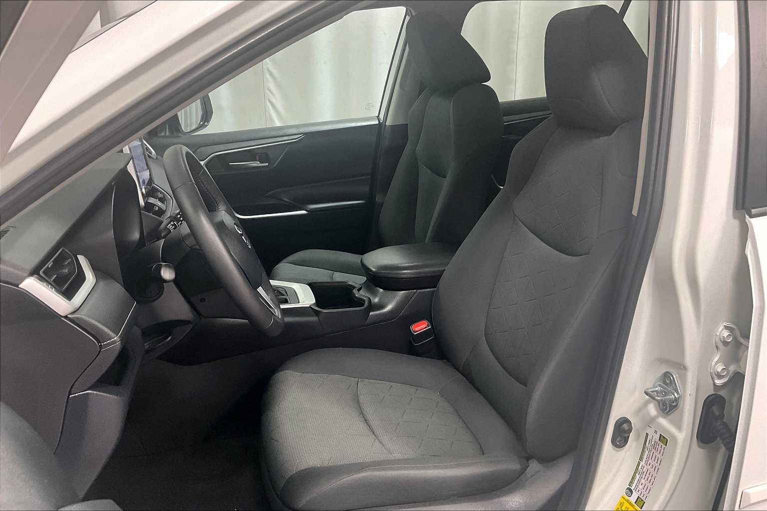 2023 Toyota RAV4 XLE - Photo 10