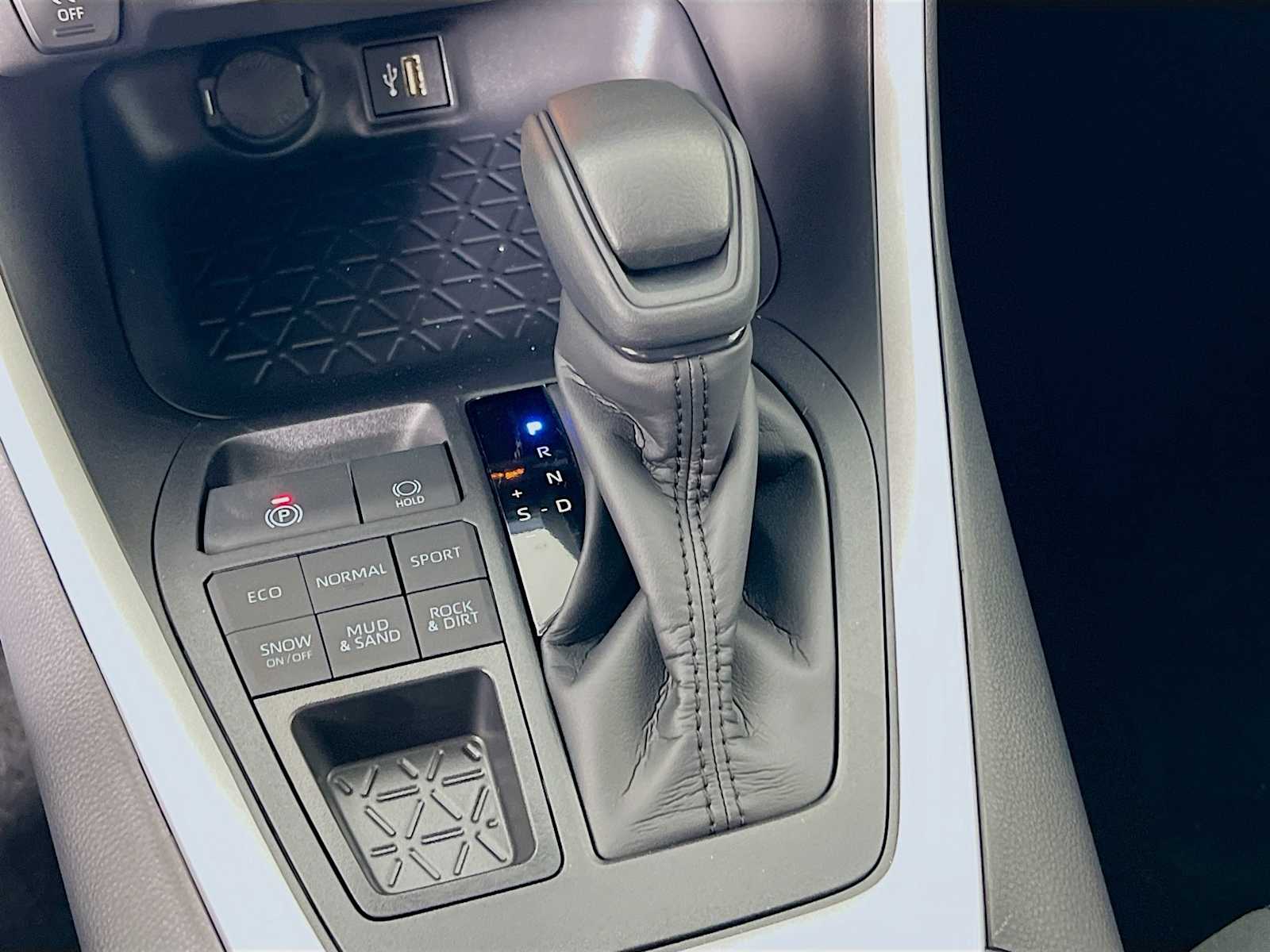 2025 Toyota RAV4 LE - Photo 11
