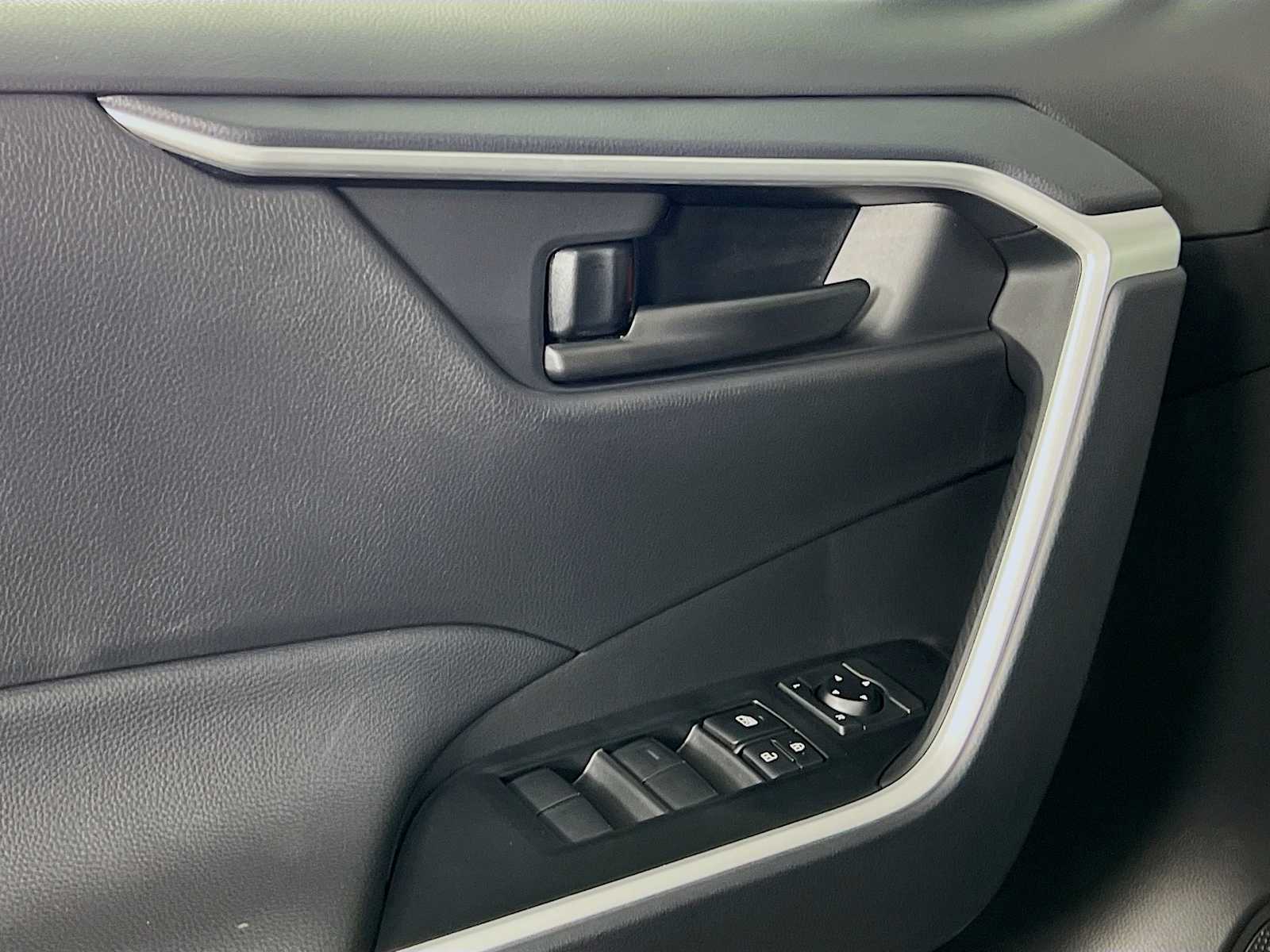 2025 Toyota RAV4 LE - Photo 16
