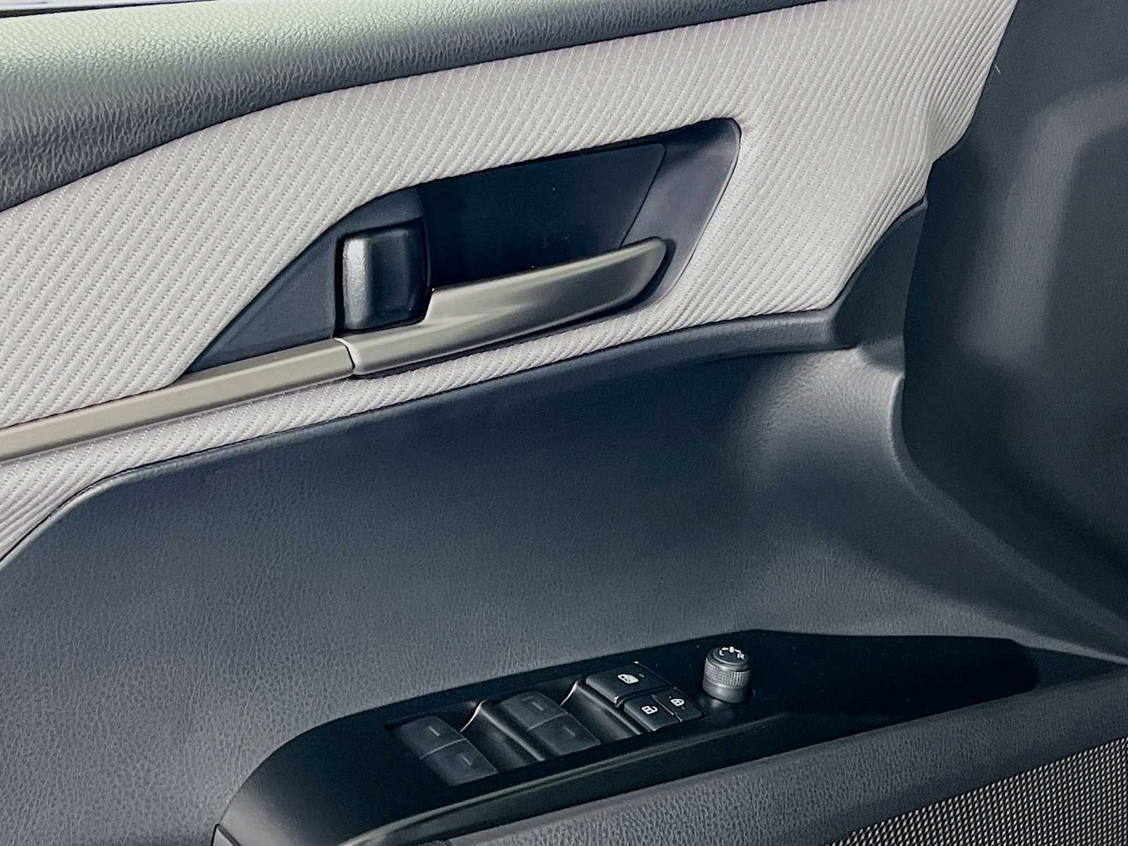 2025 Toyota Camry SE - Photo 16