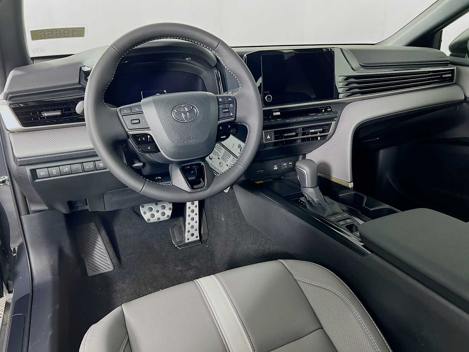 2025 Toyota Camry SE - Photo 6