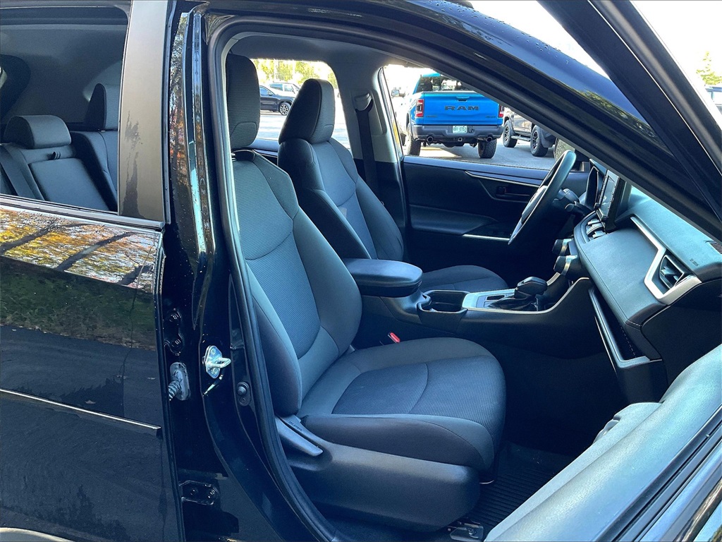 2021 Toyota RAV4 LE - Photo 11