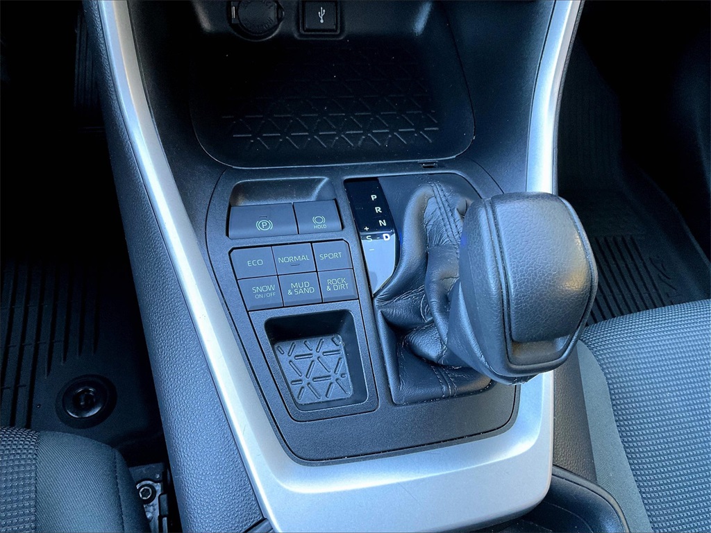 2021 Toyota RAV4 LE - Photo 12