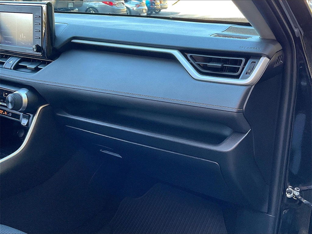 2021 Toyota RAV4 LE - Photo 13