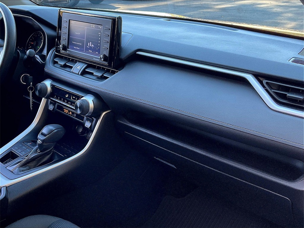 2021 Toyota RAV4 LE - Photo 14