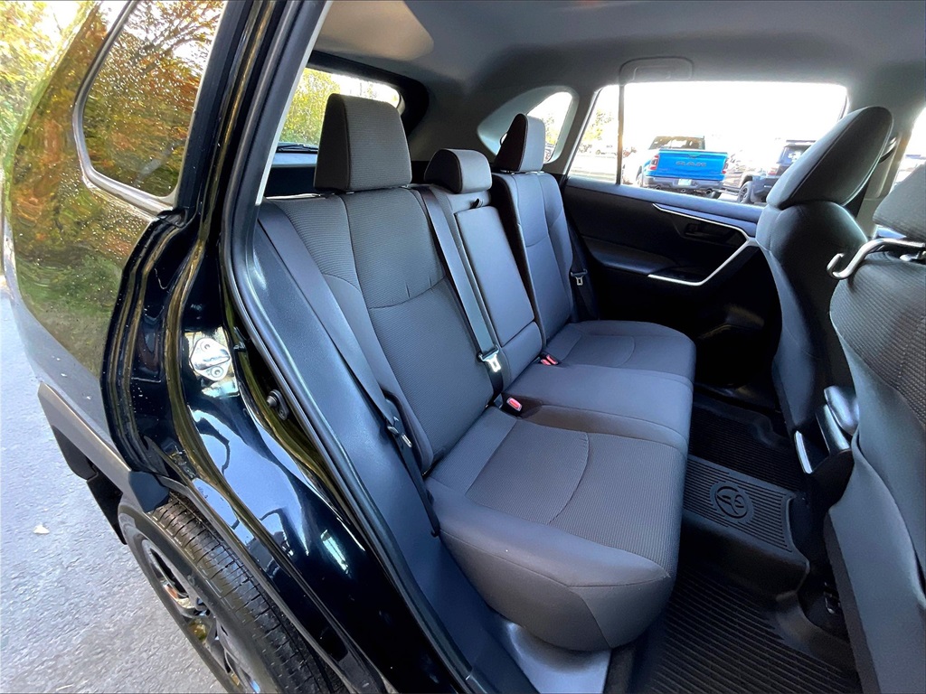 2021 Toyota RAV4 LE - Photo 19