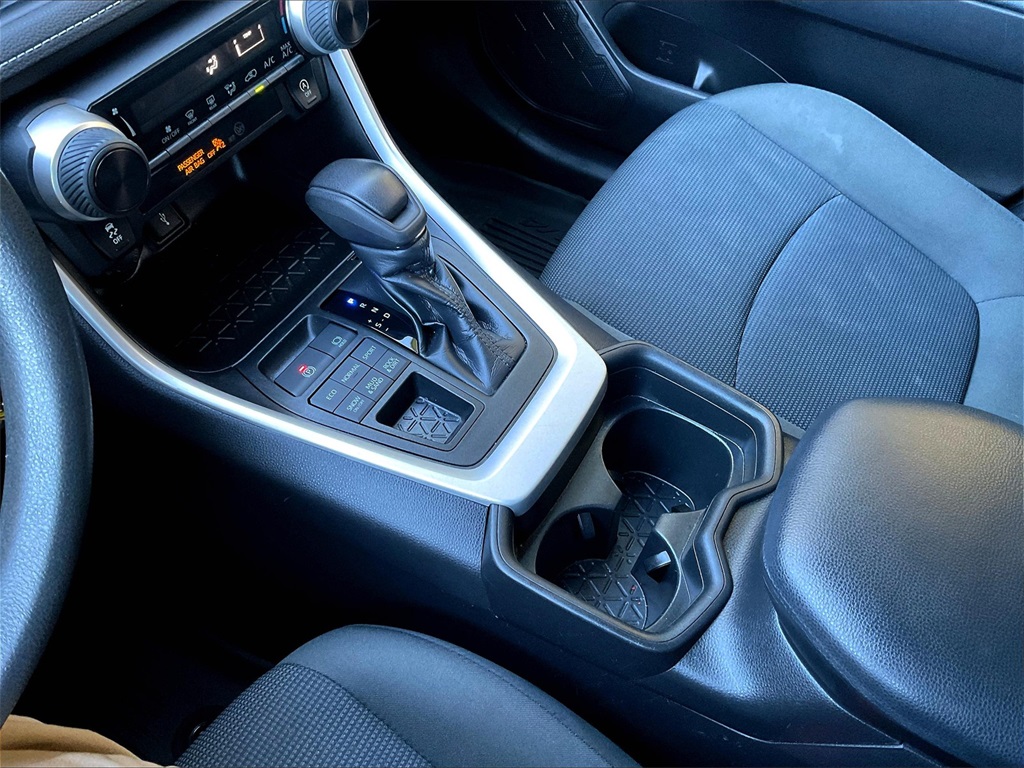 2021 Toyota RAV4 LE - Photo 20