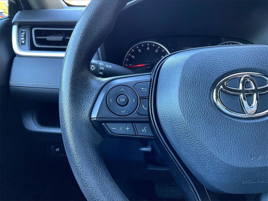 2021 Toyota RAV4 LE - Photo 23