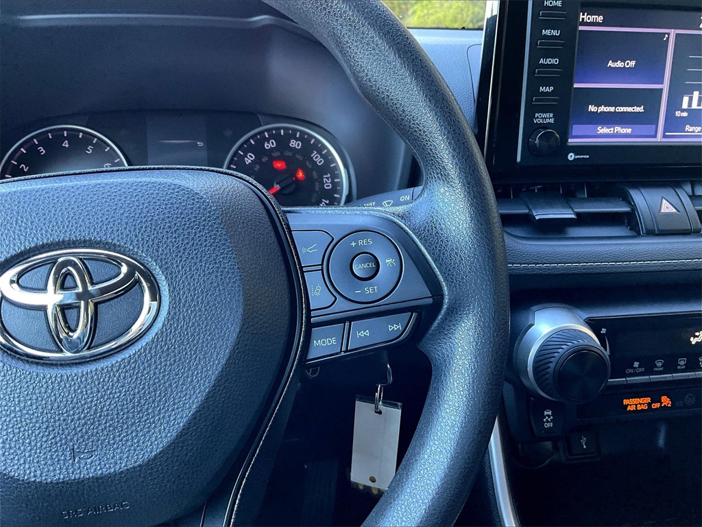 2021 Toyota RAV4 LE - Photo 24