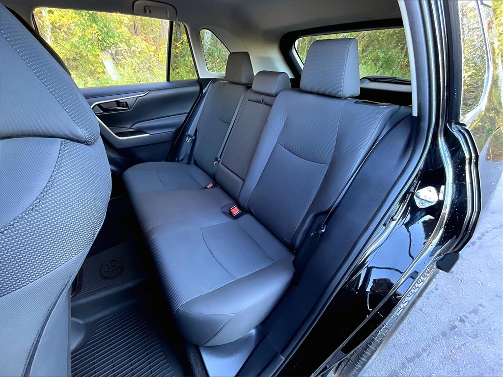 2021 Toyota RAV4 LE - Photo 25