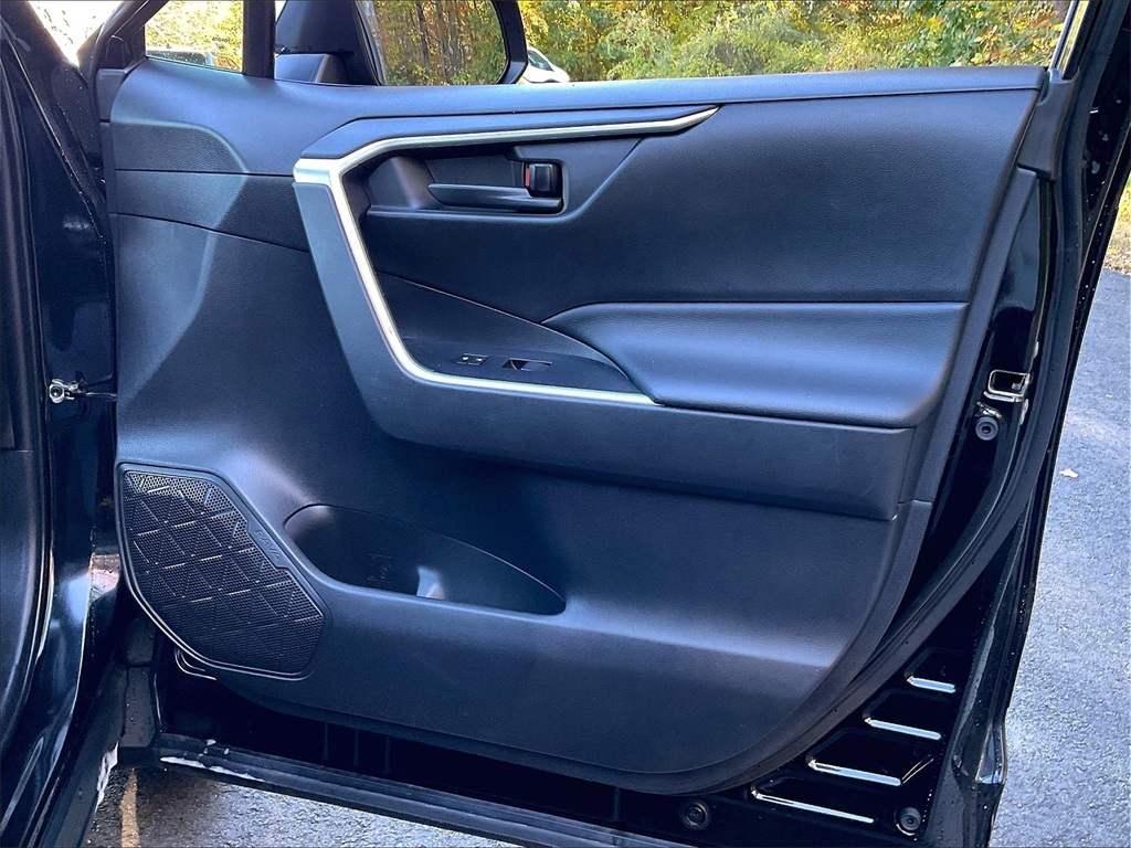 2021 Toyota RAV4 LE - Photo 26