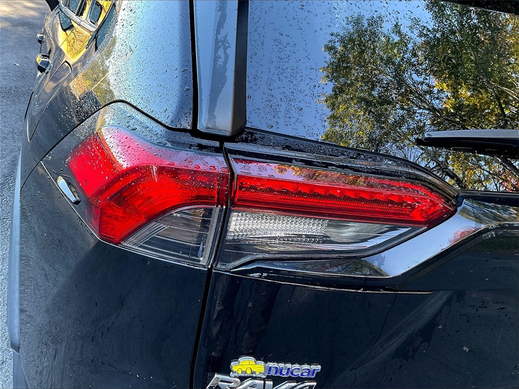 2021 Toyota RAV4 LE - Photo 30