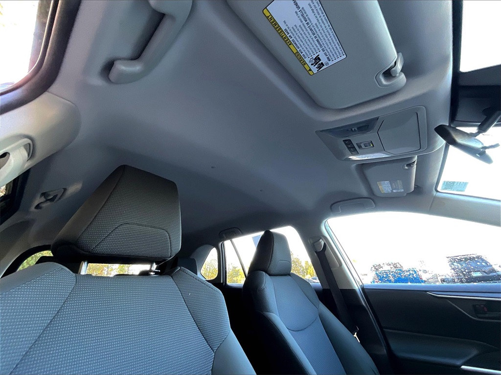 2021 Toyota RAV4 LE - Photo 7