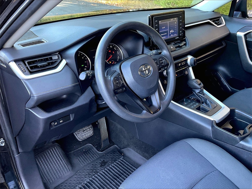 2021 Toyota RAV4 LE - Photo 8