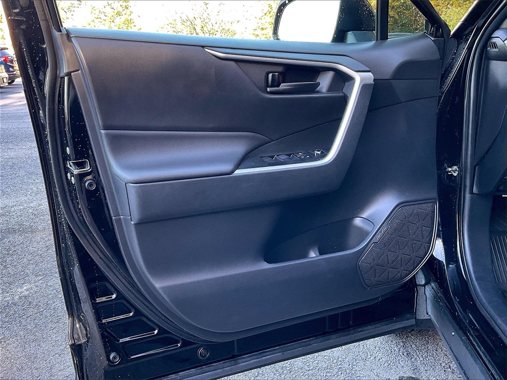 2021 Toyota RAV4 LE - Photo 9