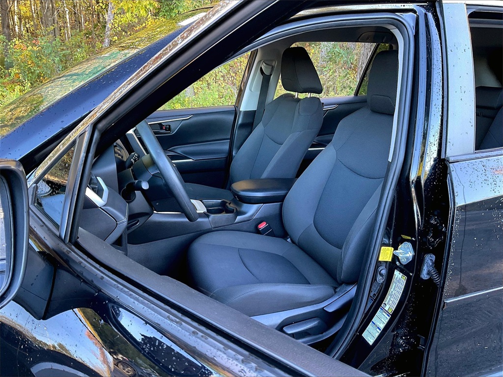 2021 Toyota RAV4 LE - Photo 10