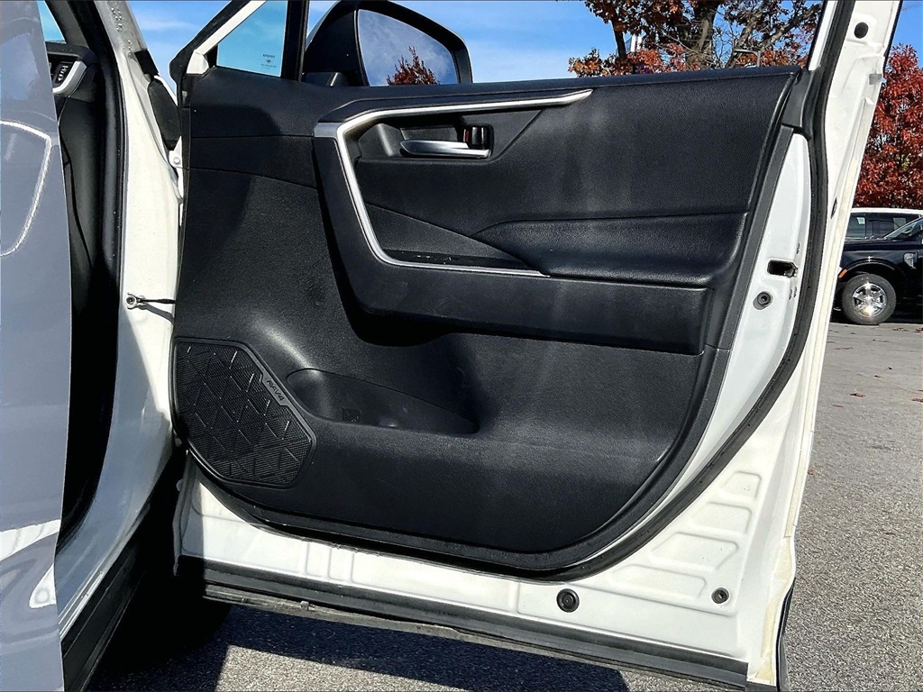 2021 Toyota RAV4 Hybrid XLE - Photo 11
