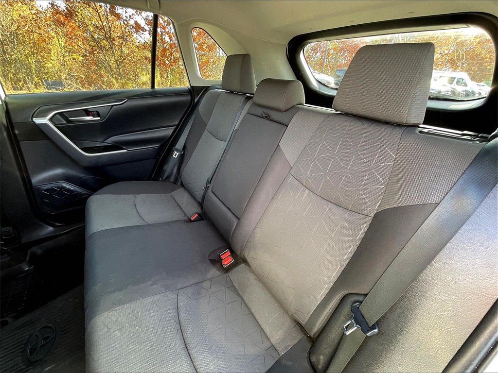 2021 Toyota RAV4 Hybrid XLE - Photo 14