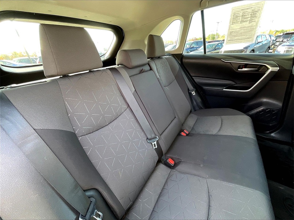 2021 Toyota RAV4 Hybrid XLE - Photo 15