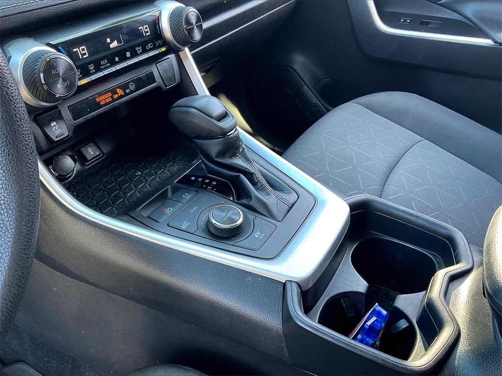 2021 Toyota RAV4 Hybrid XLE - Photo 19