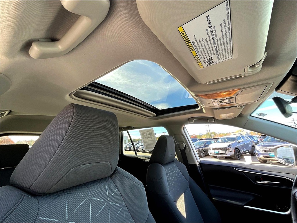 2021 Toyota RAV4 Hybrid XLE - Photo 21