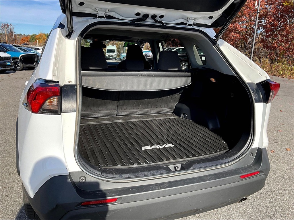 2021 Toyota RAV4 Hybrid XLE - Photo 35