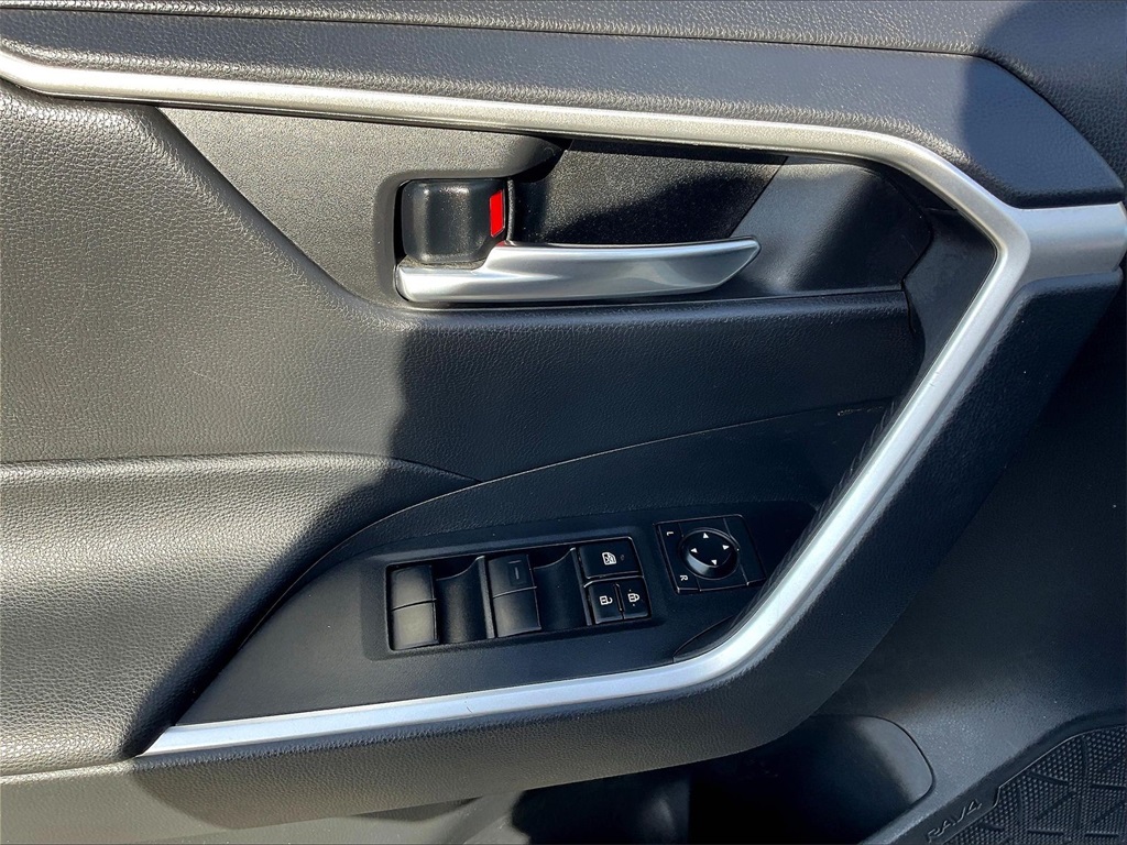 2021 Toyota RAV4 Hybrid XLE - Photo 38