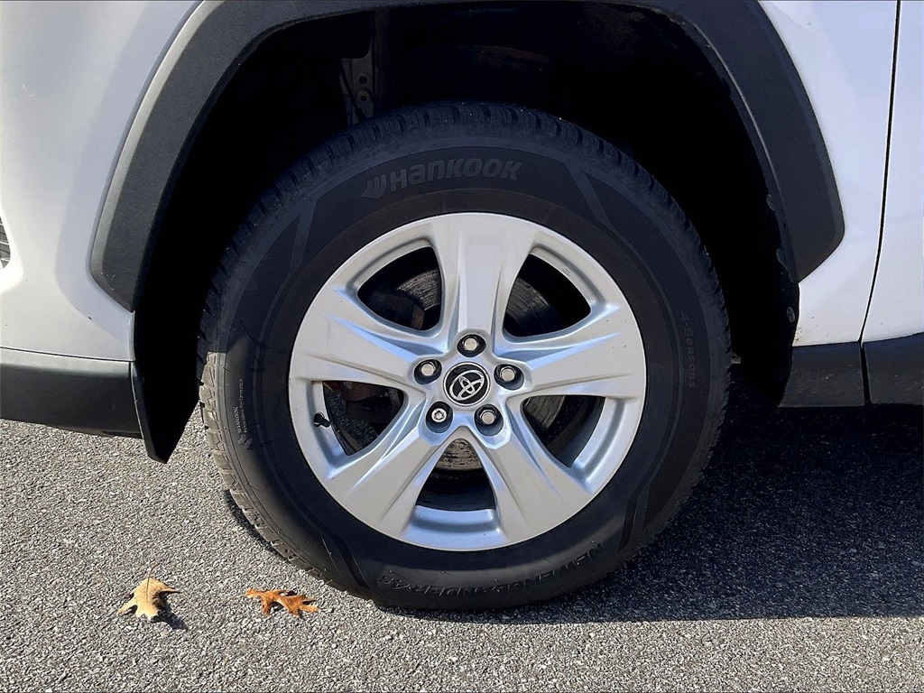 2021 Toyota RAV4 Hybrid XLE - Photo 7