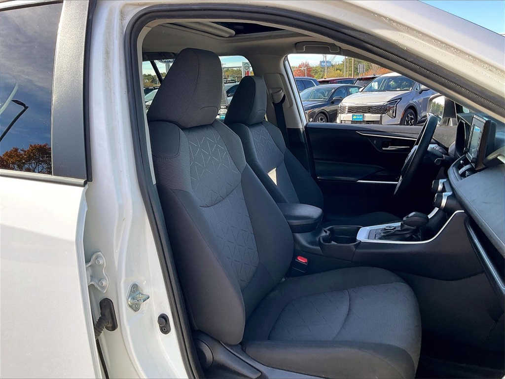 2021 Toyota RAV4 Hybrid XLE - Photo 10