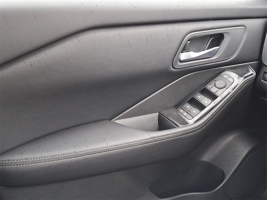 2025 Nissan Rogue SV - Photo 8