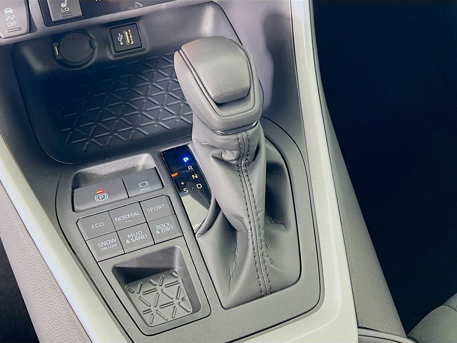 2025 Toyota RAV4 XLE - Photo 11