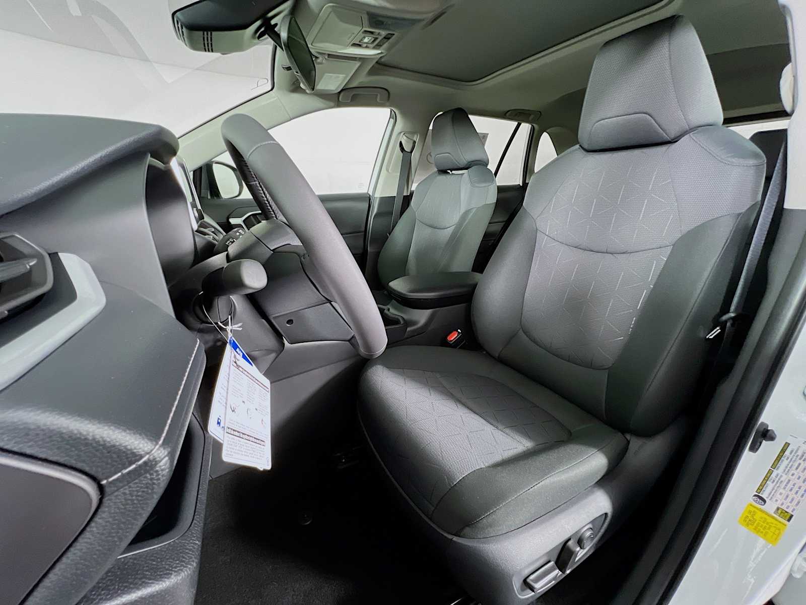 2025 Toyota RAV4 XLE - Photo 12