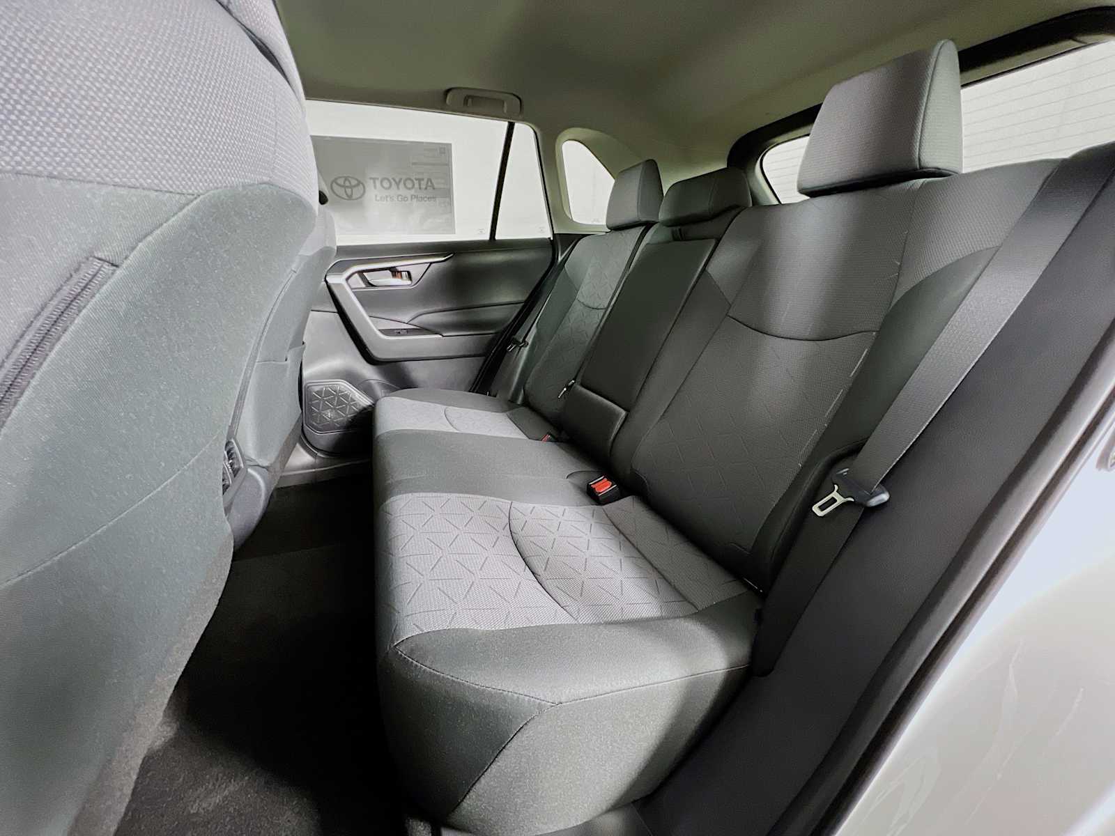 2025 Toyota RAV4 XLE - Photo 13