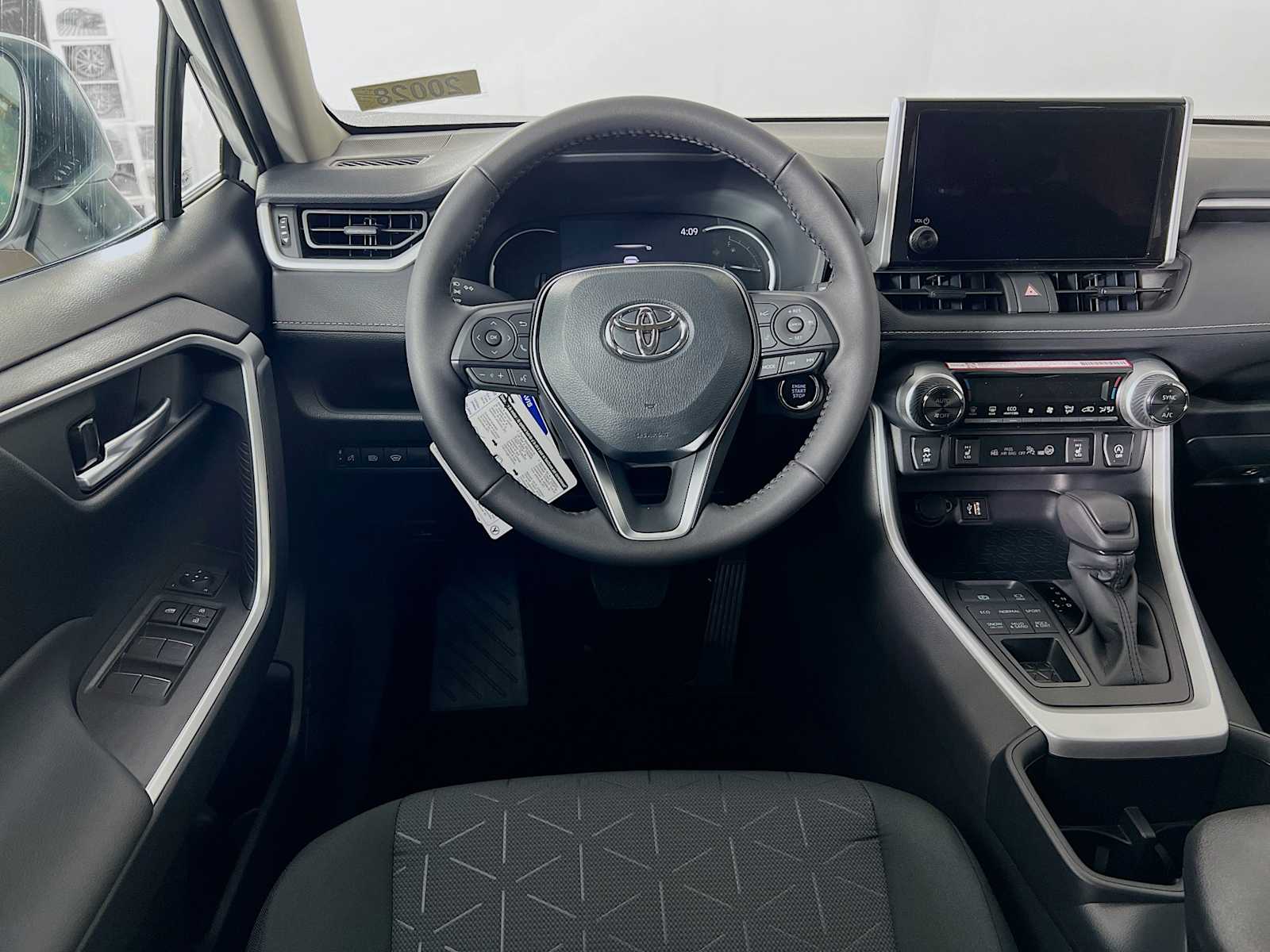 2025 Toyota RAV4 XLE - Photo 15