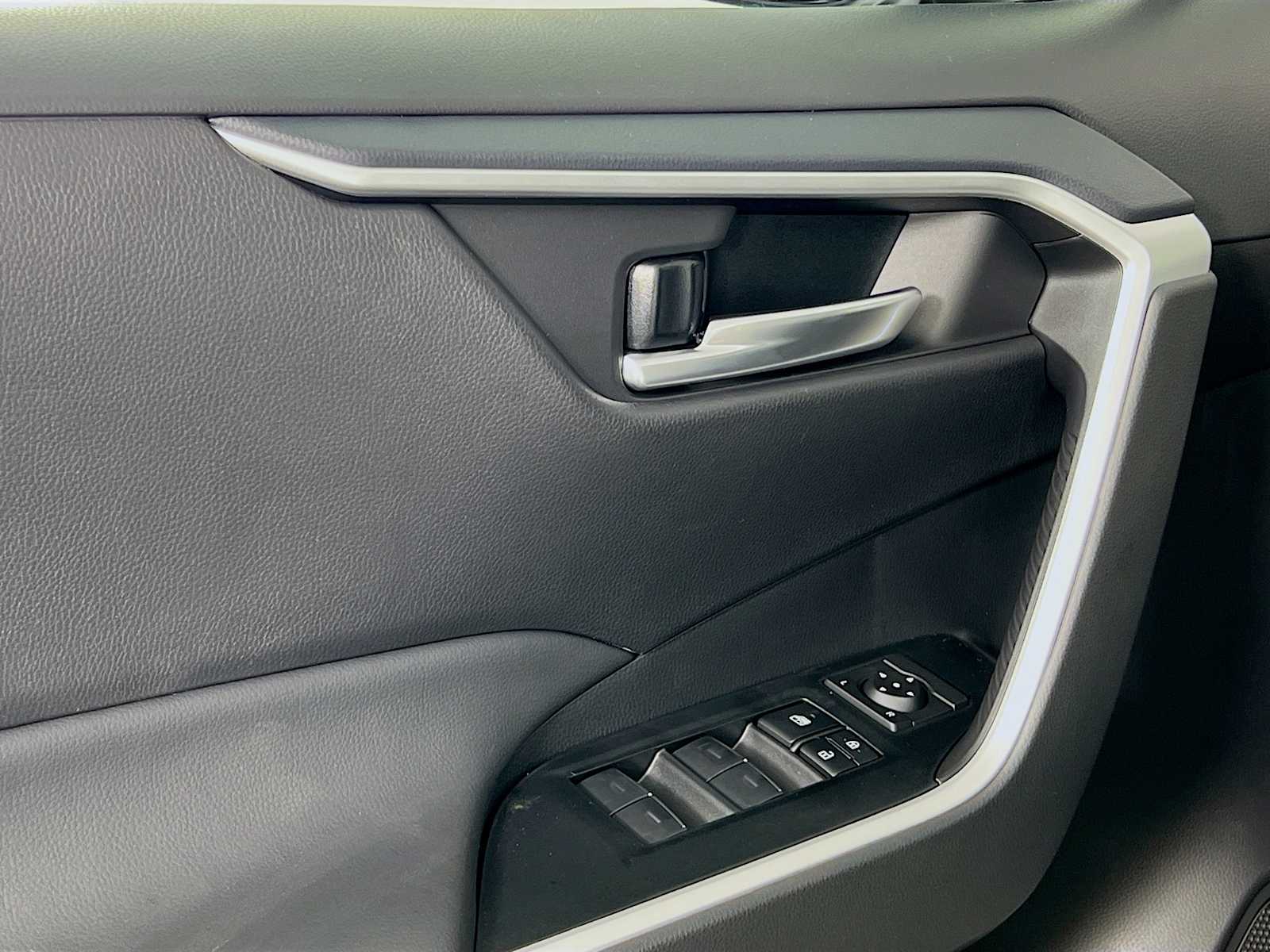 2025 Toyota RAV4 XLE - Photo 16